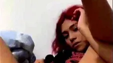 Peliroja se masturba en videollamada para sus amigos